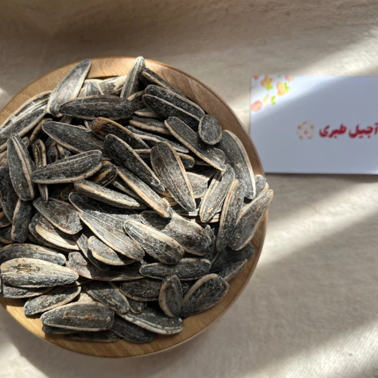 تخمه کانادایی لوکس نمکی نیم کیلویی(تفت شنبه و سه شنبه)